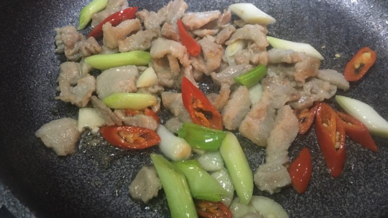 「吃货久久」一盘蒜苗五花肉 一碗大米饭 足以,肉稍变焦黄倒入辣椒 大蒜和蒜苗根(蒜苗叶熟的快 先不放)