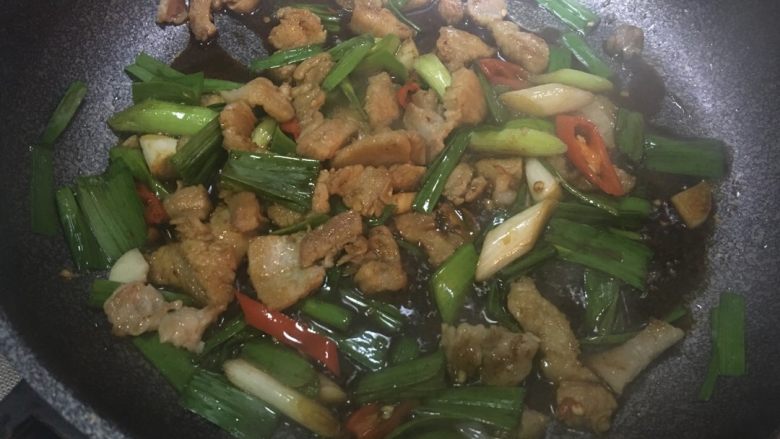 「吃货久久」一盘蒜苗五花肉 一碗大米饭 足以,炒出香味后倒入所有蒜苗叶 倒入酱汁 洒少许糖 一起收汁快炒 就完成啦