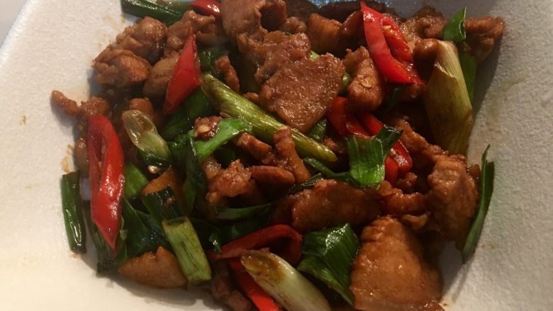 「吃货久久」一盘蒜苗五花肉 一碗大米饭 足以,完成!