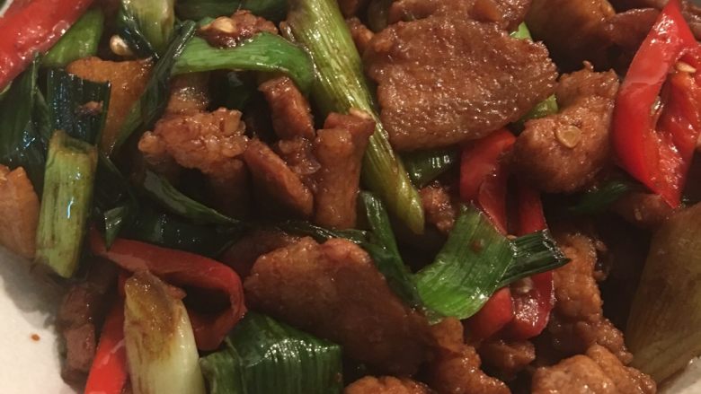 「吃货久久」一盘蒜苗五花肉 一碗大米饭 足以,十分下饭
