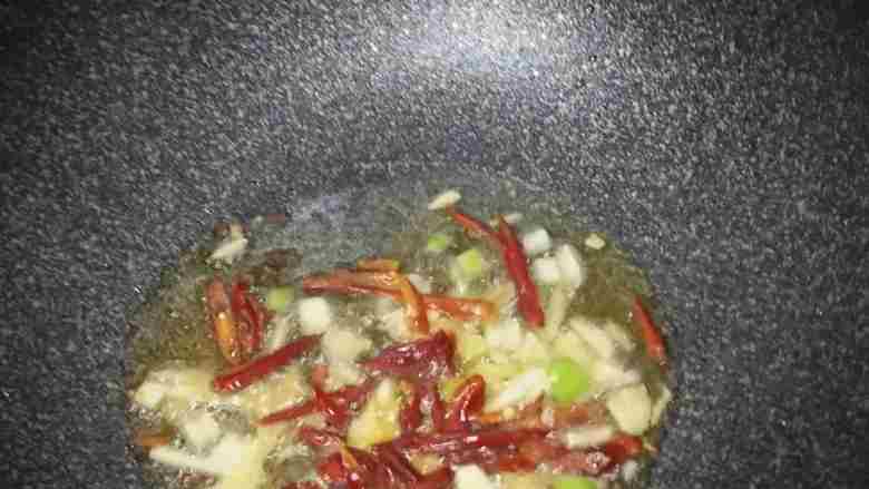 素拼,锅热油  加点花椒   葱姜蒜倒入  干红辣椒煸香