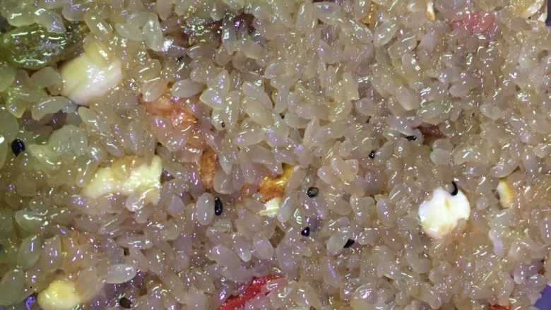 滋补糯米酒饭--温州特色年夜饭必出菜品,把剩下的佐料按自己的idea摆放，然后把搅拌均匀的糯米饭盛在一次性碗内