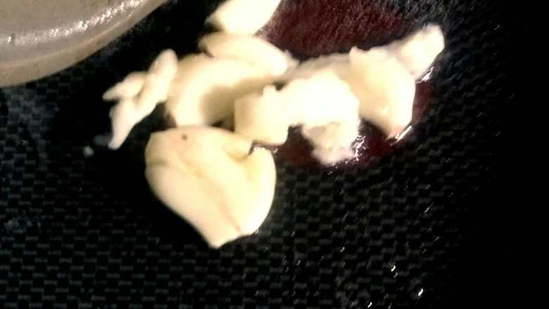 “素炒什锦”绅士私房菜,加热炒锅,锅热后放入少许油,爆香蒜片。