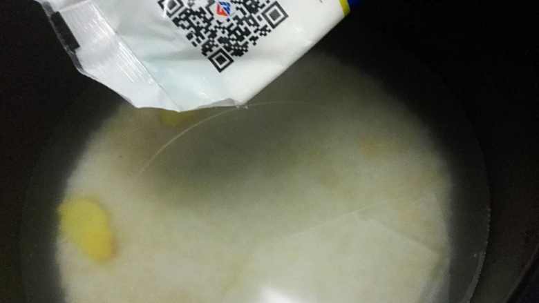 海鲜蔬菜粥+#春意绿#,放足够的水,加入姜,盐,按煮稀饭键