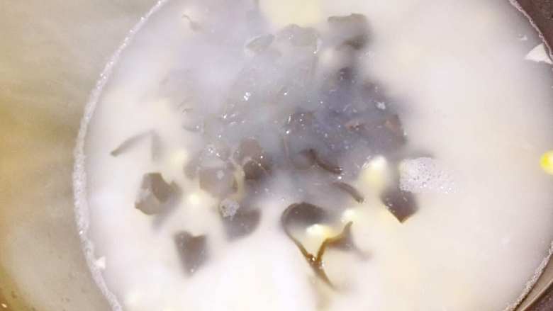 海鲜蔬菜粥+#春意绿#,煮开时先加入不易熟的食材,泡发好的干贝,木耳,玉米粒,盖好继续煮