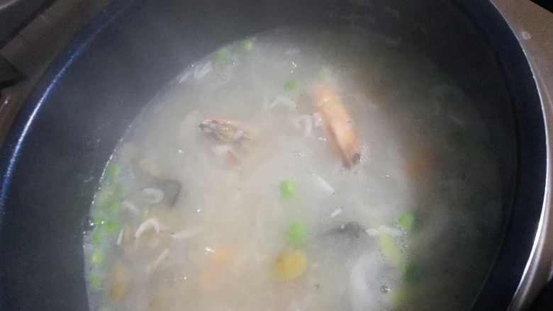 海鲜蔬菜粥+#春意绿#,依次加入牡蛎,鱿鱼,花蛤,虾皮,胡萝卜,豌豆,枸杞子这些相对容易熟,继续煮