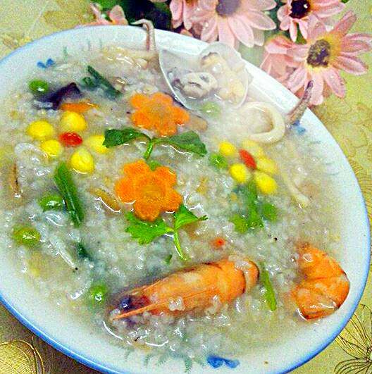海鲜蔬菜粥+#春意绿#,临时发挥摆弄了一下,更好看了