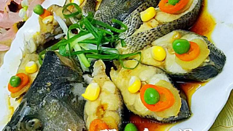 #年夜饭#孔雀开屏鱼,葱、蒜,洗净,切好
中火烧热炒锅中的油,放入切好的葱、姜、蒜、料酒,蚝油随后放入蒸鱼豉油、白糖和适量开水烧一分钟 放入蒸鱼豉油、白糖和适量开水烧一分钟,把烧好的汁浇到鱼上后继续在已关了火的锅里焖2分钟,鱼会更加入味,最后撒上葱花即可
