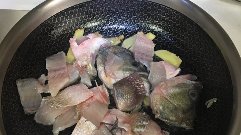 清新版酸菜鲈鱼,加少许油,把姜片和鱼铺和鱼骨煸炒,加水小火熬汤。这边要提醒的是饭店为了效果有好多油,自家做为了健康油少一点