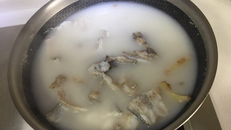 清新版酸菜鲈鱼,十五分钟,汤熬嗨了,备用