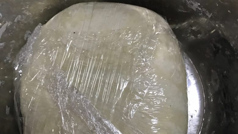莲菜猪肉饺子,和面的时候里边加少许盐,和好用保鲜膜包住放冰箱冷藏半小时,这样的面很劲道不粘锅,软硬适中!