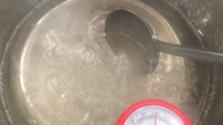 熬糖拌牛轧糖,600g水怡+100g<a style='color:red;display:inline-block;' href='/shicai/ 869'>白砂糖</a>+90g清水放到锅里面熬!大火烧开、转小火慢慢熬!