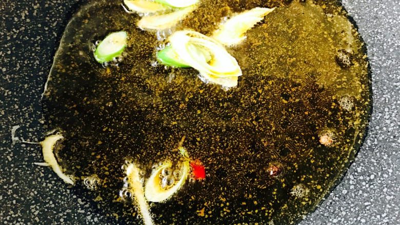 麻辣烫,另起锅,倒入炸好的油、比平常炒菜的油略多一些哟、把葱花姜丝爆香