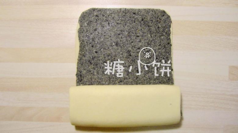 黑芝麻蝴蝶馒头,黑色面片朝上。从下往上折起。(这里需要做出长而扁的形状,所以最好不要用卷而是用折叠的方式)