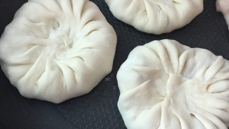 食在囧途-永康肉麦饼,放入不粘平底锅,倒入少许油