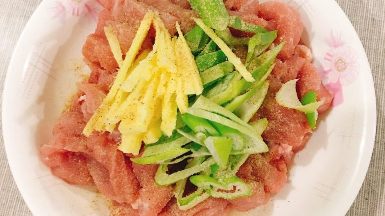 菠萝番茄古老肉,里脊肉切条,放入少许盐,白胡椒粉,<a style='color:red;display:inline-block;' href='/shicai/ 718'>料酒</a>,葱姜丝,少许淀粉抓匀腌制一会。