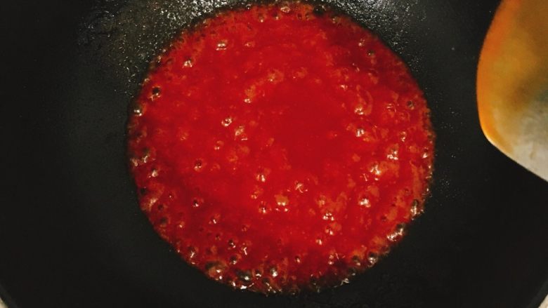 菠萝番茄古老肉,另起锅放入少许油,放入<a style='color:red;display:inline-block;' href='/shicai/ 699'>番茄酱</a>加点水,糖,醋,比例自己掌握,自己喜欢的酸甜口就行。