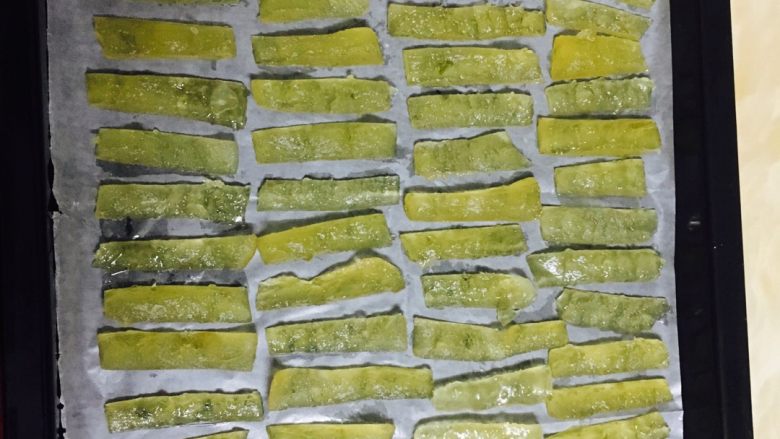 柚皮糖,如果水分还是比较多,可以用烤箱100度烤个20分钟。但最好👉不用铺油纸,会粘纸👈。
用烤箱烤过的柚子皮口感会硬点😝