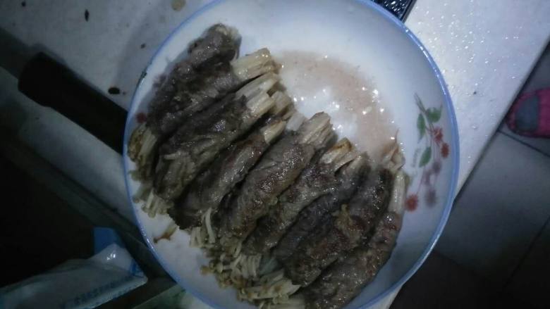 肥牛金针菇,将肉卷煎变色