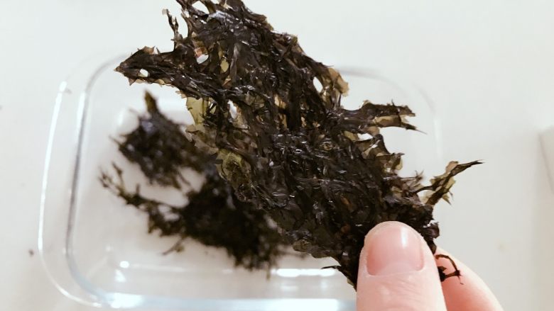 宝宝辅食:自制海苔,一、平底锅版本:
2、将免洗紫菜一层一层撕碎,尽量撕薄一点哈。
》圆盘状的坛紫菜不太好撕的,选择片装感比较明显的来制作。
