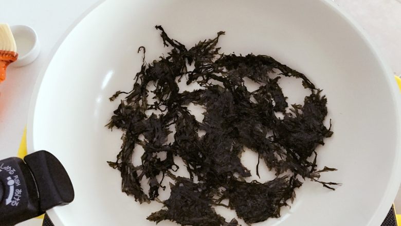 宝宝辅食:自制海苔,一、平底锅版本:
3、热锅,用刷子刷一层薄薄的<a style='color:red;display:inline-block;' href='/shicai/ 857'>植物油</a>,将撕好的紫菜片均匀放入。