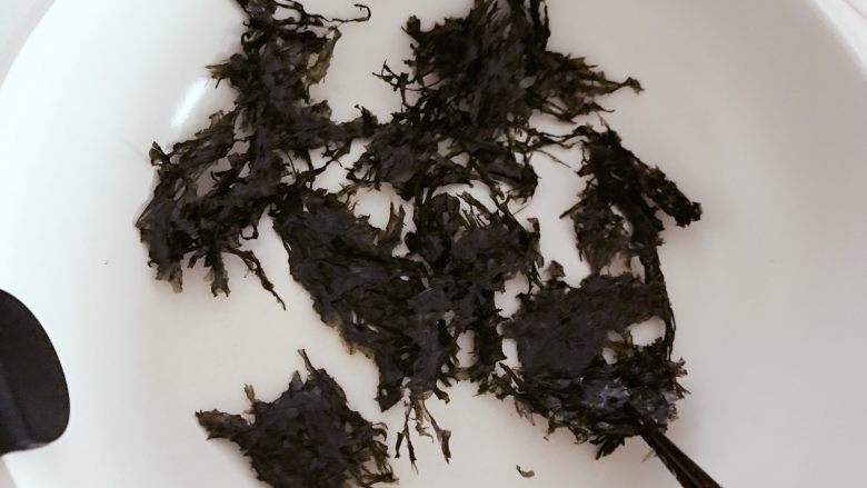 宝宝辅食:自制海苔,一、平底锅版本:
4、小火烘干,期间用筷子或锅铲翻炒。
》定期翻炒是为了不要焦掉,如果用明火很难控制火力,可以翻炒后关火余温慢慢烘,然后继续小火翻炒,关火用余温烘。