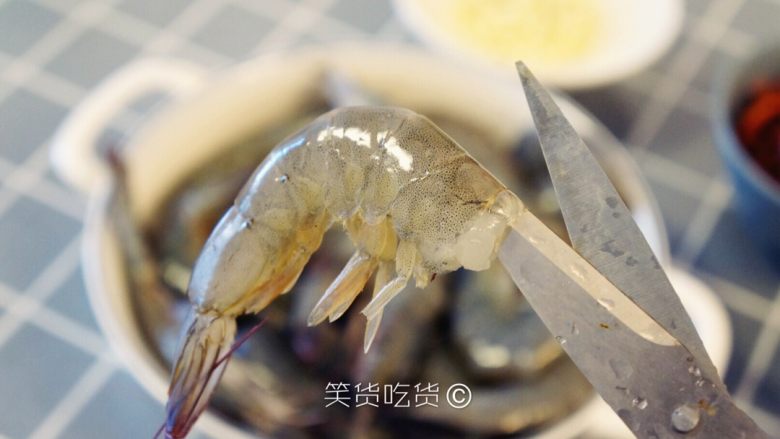 香香香辣虾啊,我是习惯先把虾去头,头吃了扎嘴啊(・᷄ὢ・᷅)
然后用剪刀开背~
喜欢吃虾头的就忽略此步骤了~