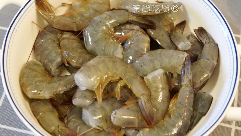 香香香辣虾啊,处理完毕~把水滤干,不然等下会炸锅……