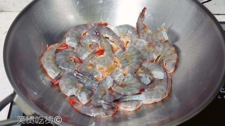 香香香辣虾啊,锅里多倒点儿油,这样爆虾才香脆脆~
油热冒烟后倒入虾,滋啦!!