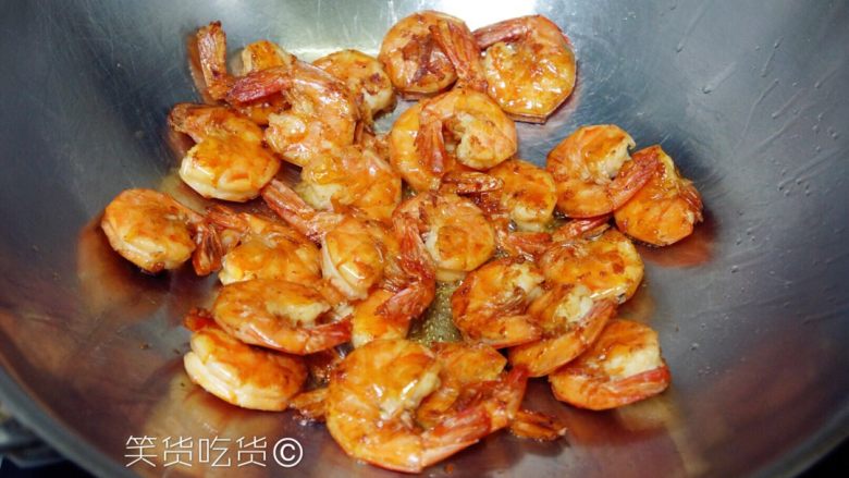香香香辣虾啊,大火翻炒,一直到颜色变得金黄~虾弯成问号…