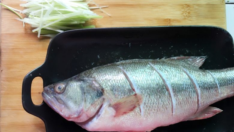 清蒸鲈鱼🐟💦,将<a style='color:red;display:inline-block;' href='/shicai/ 371'>鲈鱼</a>洗净，背上开几刀。