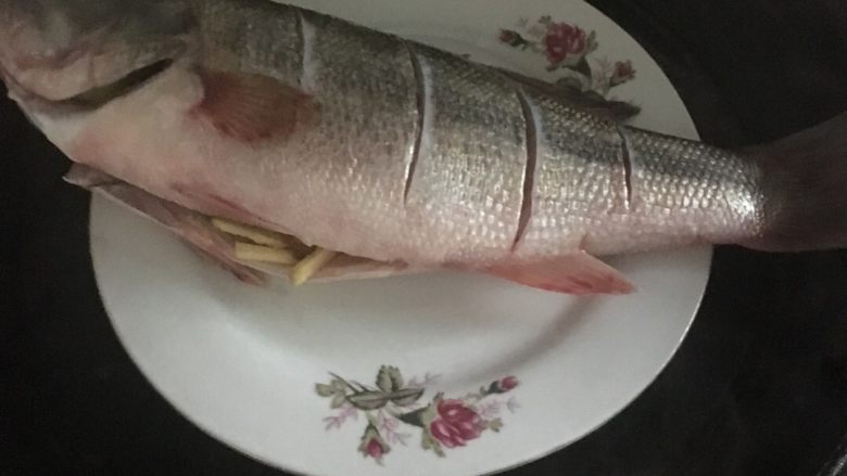 清蒸鲈鱼🐟💦,上锅蒸8分钟，关火再等2分钟，开盖