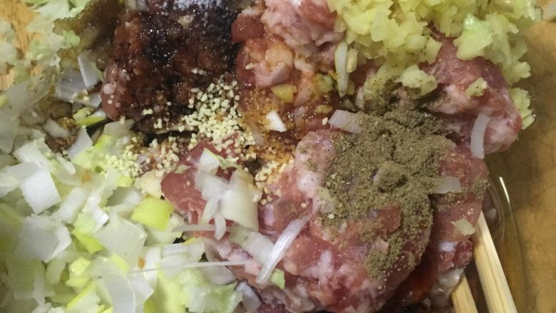 猪肉白菜包子,趁面粉发酵过程来做馅儿,先把猪肉里面加入葱花、姜末,五香粉,生抽、老抽和蚝油、盐、玉米油拌匀、至充分上劲、(顺时针一个方向搅拌)