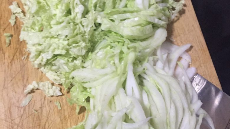 猪肉白菜包子,拌好的肉馅放置一边待用、莱切白菜,剁碎