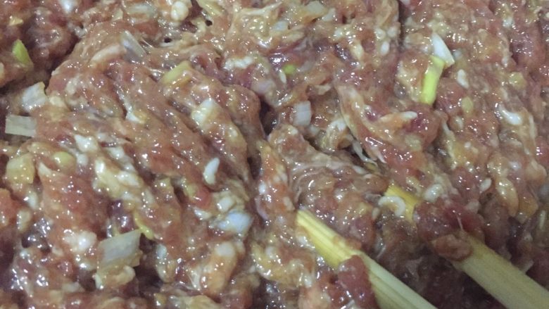 猪肉白菜包子,把白菜加入和好的肉馅里拌匀后再加入香油约15克继续拌匀,就可以了。