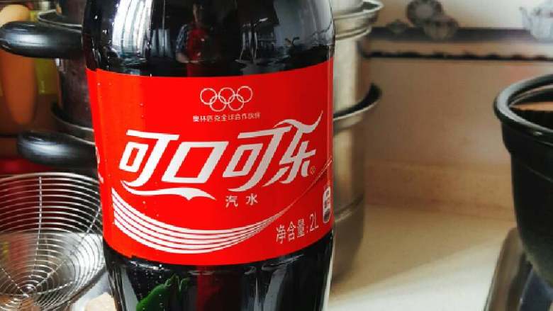 可乐香菇鸡翅,加入<a style='color:red;display:inline-block;' href='/shicai/ 911'>可乐</a>400ml,没过鸡翅即可。