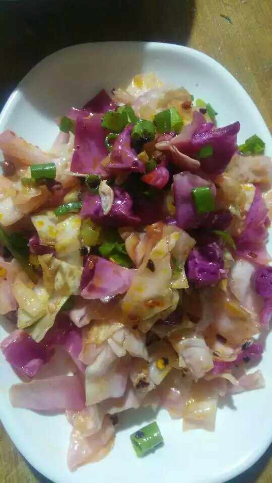 会呼吸的泡菜,它为什么健康,里面有好多食材是被我们浪费掉的,随手丢弃的东西,泡菜里面主要是,食物的根茎叶,大白菜的根大家一般都会,丢弃不要吧,但是泡菜坛里有它,花菜,西兰花的根部,大家都不要吧,就算要着也不知道怎么吃,炒也炒不熟,怎么办,快到泡菜坛里来,一天一夜,24小时就可以吃了。