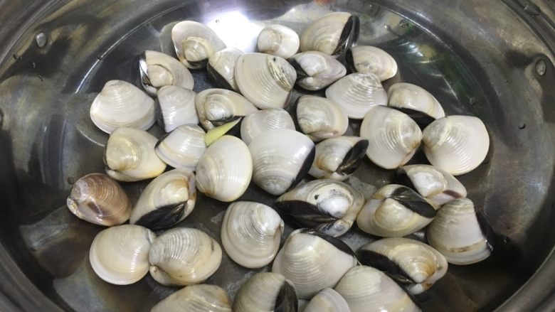 海鲜焖锅,在电磁炉上先铺好白贝