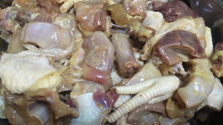 海鲜焖锅,第三层铺上腌好的鸡块