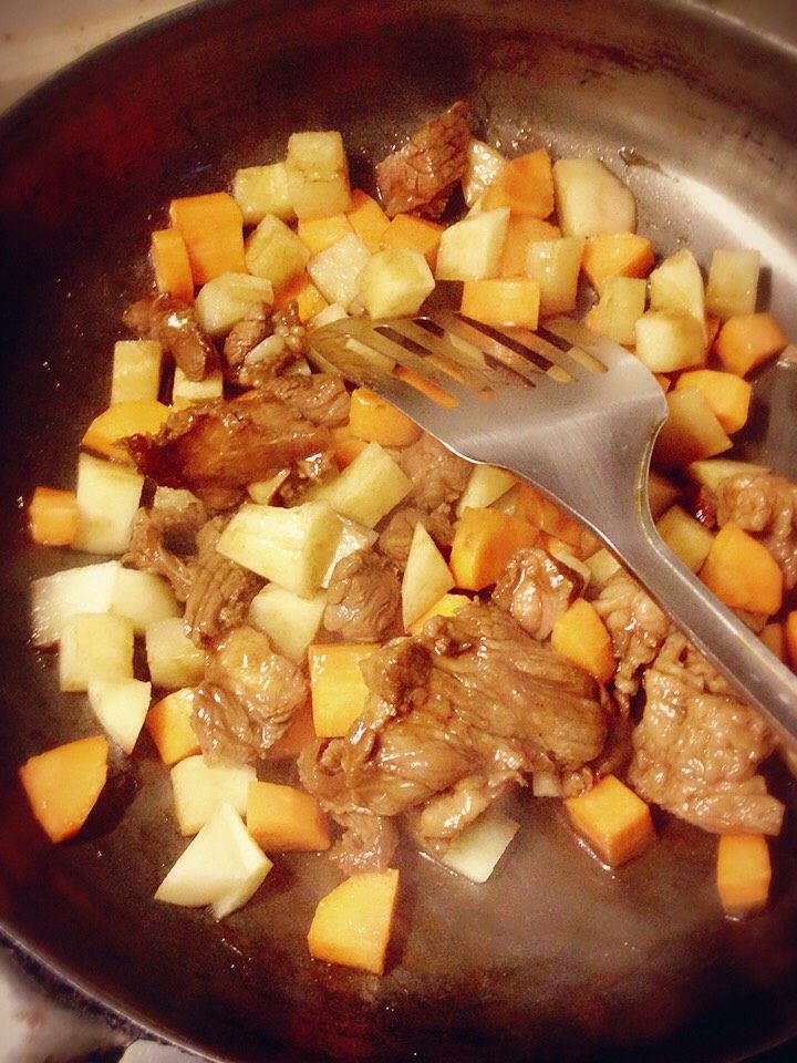 土豆牛肉煲,先热锅,下冷油,牛腩下锅,放红烧汁,翻炒几分钟,再放入土豆胡萝卜一起翻炒,出锅