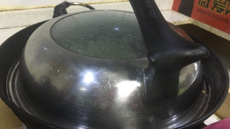 青椒焖草鱼,加水,直接上锅盖。焖鱼。这时候需要耐心等待。大火焖。焖4-5分钟