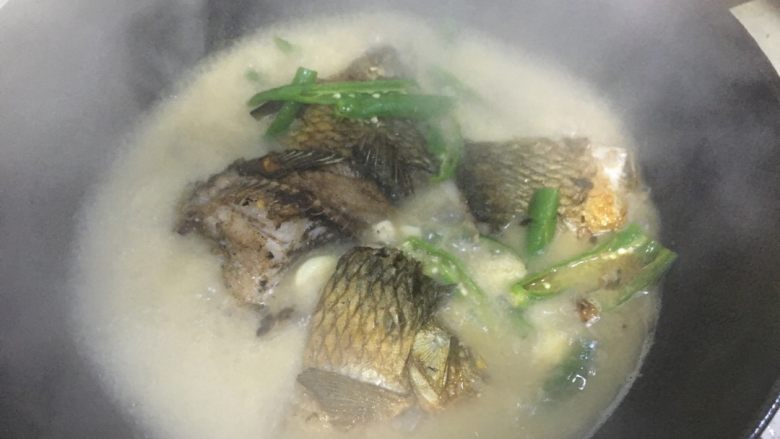 青椒焖草鱼,鱼汤发白。就可以开盖了。这个时候可以尝一下咸淡。谈了就再加点盐。不淡味道刚好的话,就加半小勺鸡精。再次提味。