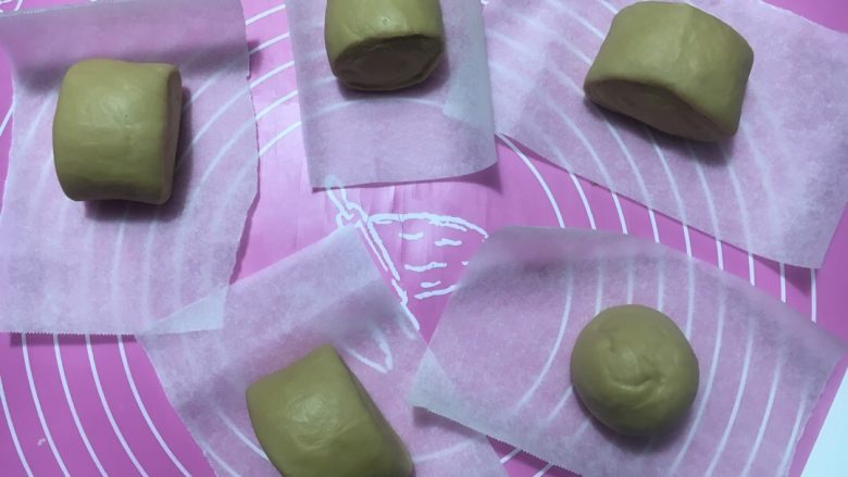 红糖奶香馒头,稍微整一下型,放到油纸上