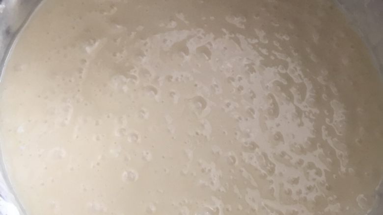 熬糖拌牛轧糖,糖熬到140度、倒入打发的蛋白!用电动打蛋器高速打均匀、在倒入融化黄油用电动打蛋器打均匀!