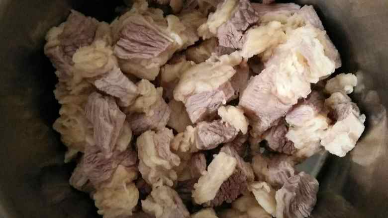 萝卜炖牛肉,这是已经切焯水后的<a style='color:red;display:inline-block;' href='/shicai/ 216'>牛肉</a>,省略了切块焯水过程。