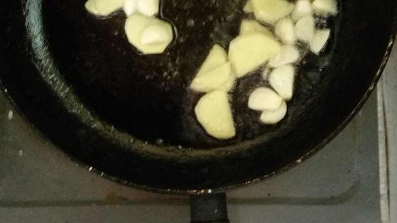 萝卜炖牛肉,先加入蒜,姜煸炒,然后放入豆瓣酱,在炒一会