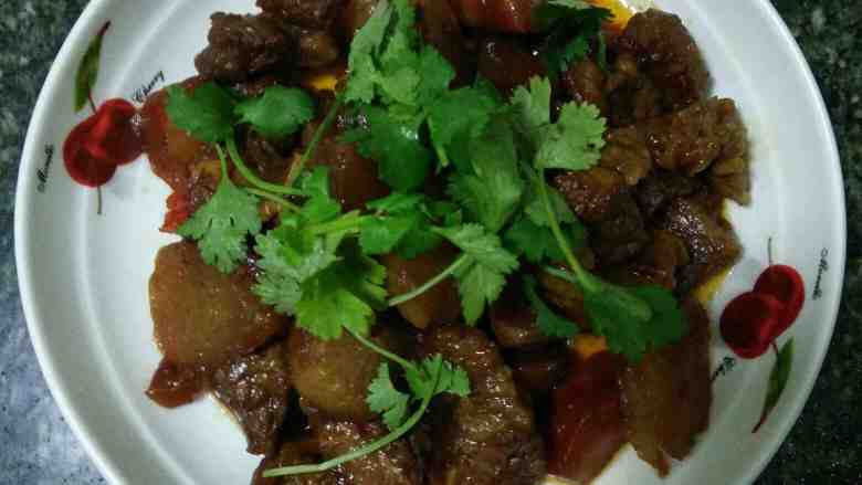 萝卜炖牛肉,少拍了一个加萝卜的照片,一个小时后,牛肉煮的已经有点烂了,再加入红萝卜和白萝卜,炖五十分钟后,收汁,出锅,放点香菜,就是现在这个样子了