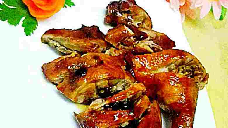 #年夜饭#酱鸭肉,半小时后看下汤汁,如果汤汁还很多就敞开盖子收汤,待汤汁粘稠时加入蚝油,鲍鱼汁,就可以起锅了,切块享用吧