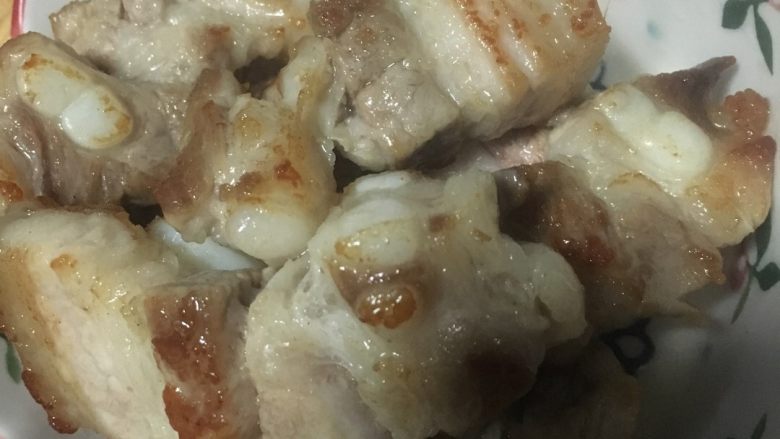 黄鱼鲞炖五花肉,煎到变色微黄后捞起