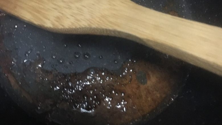 黄鱼鲞炖五花肉,火一定要小，等有小泡出现后关火